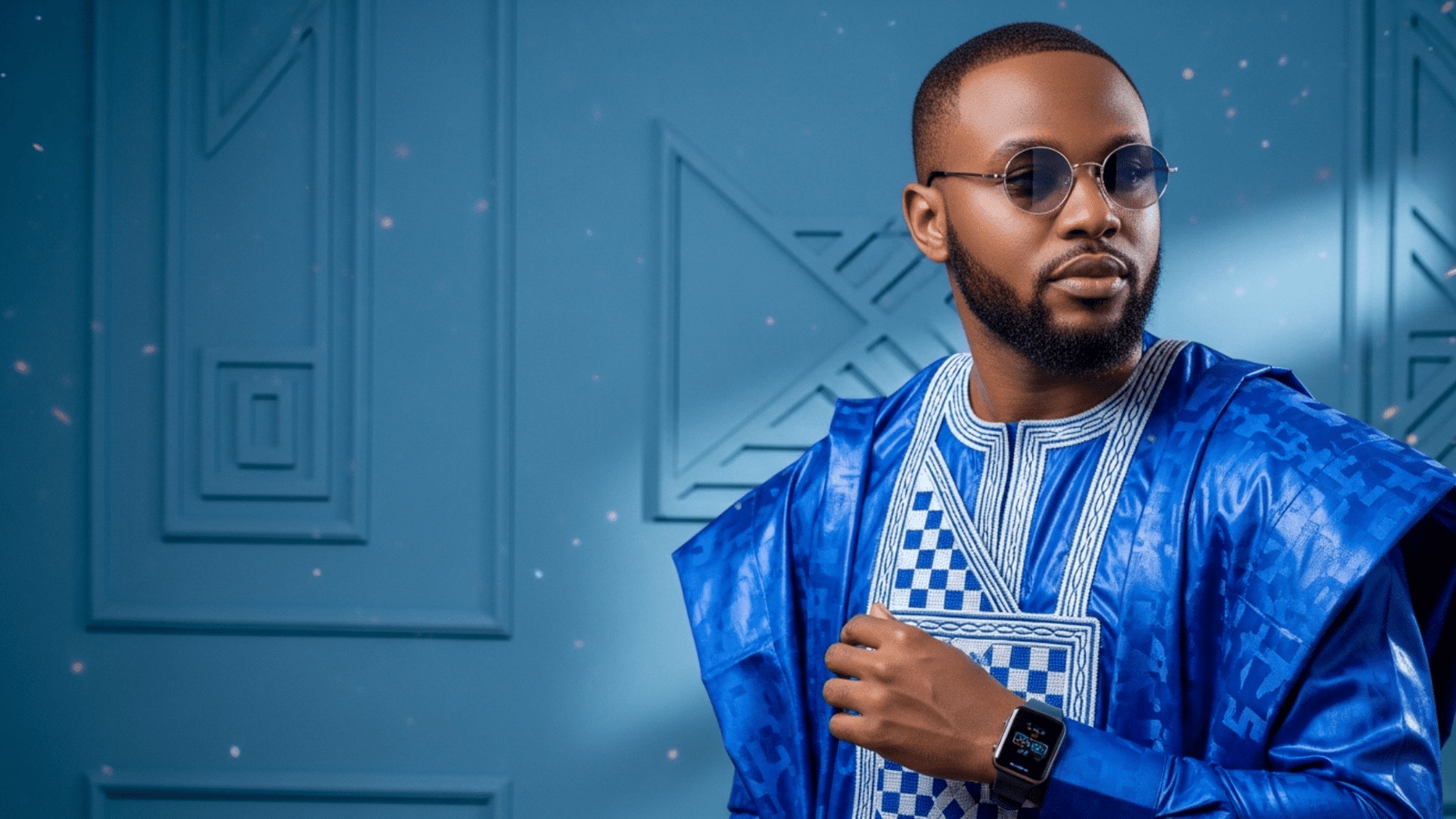 Honmme avec du bazin riche sur un fond chic et authentique