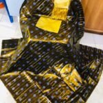 Bazin Teinté Noir & Doré à Motifs Bleus “Éclat Majestueux”