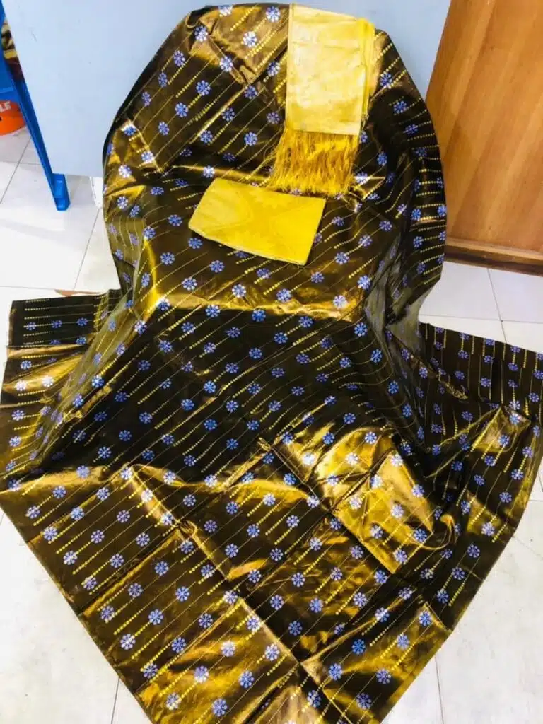 Bazin Teinté Noir & Doré à Motifs Bleus “Éclat Majestueux”