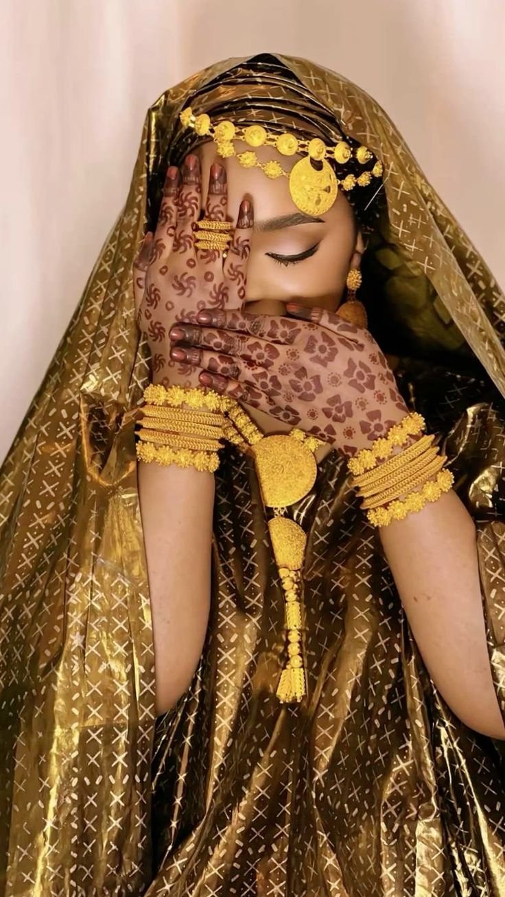 Habit traditionnel en bazin doré