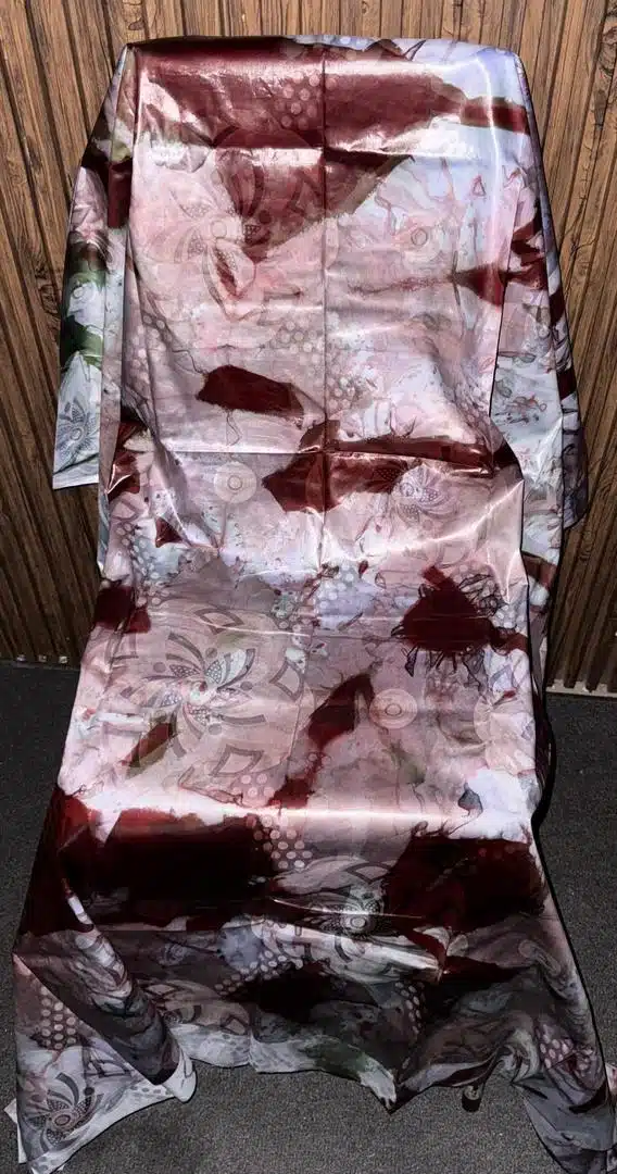 Bazin teinté rouge bordeau